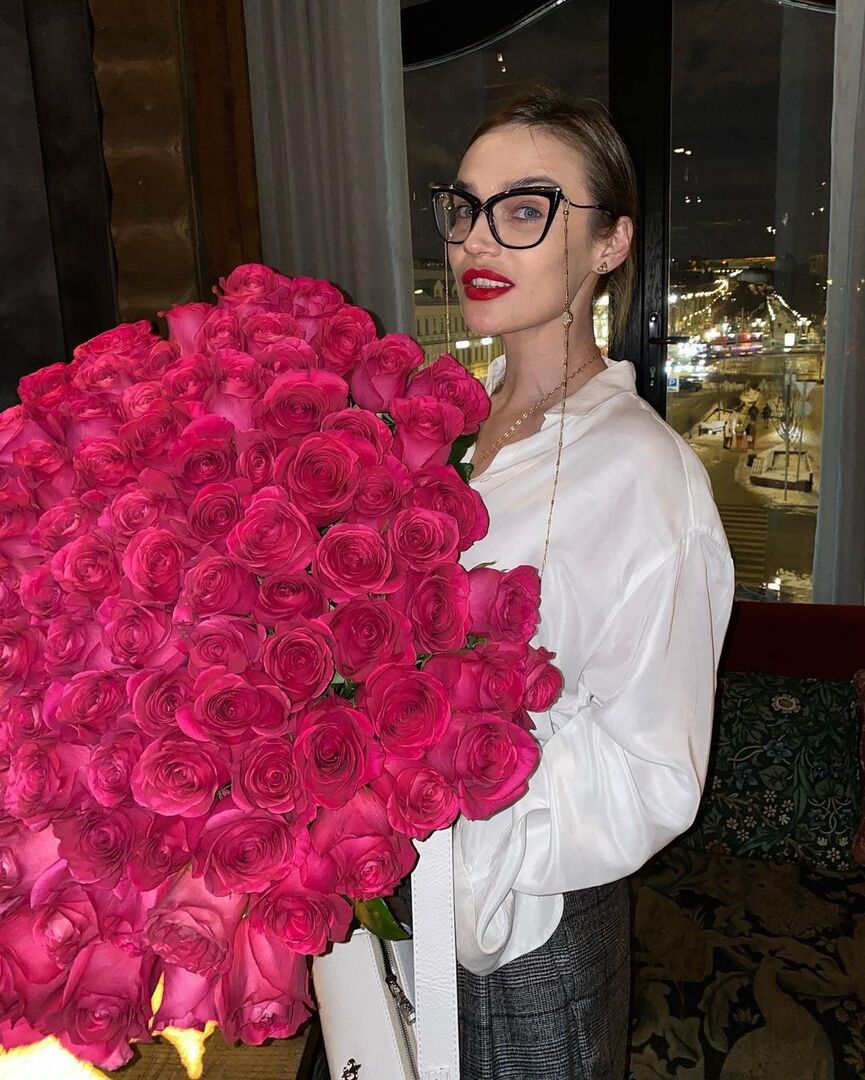 Алена Водонаева с букетом роз