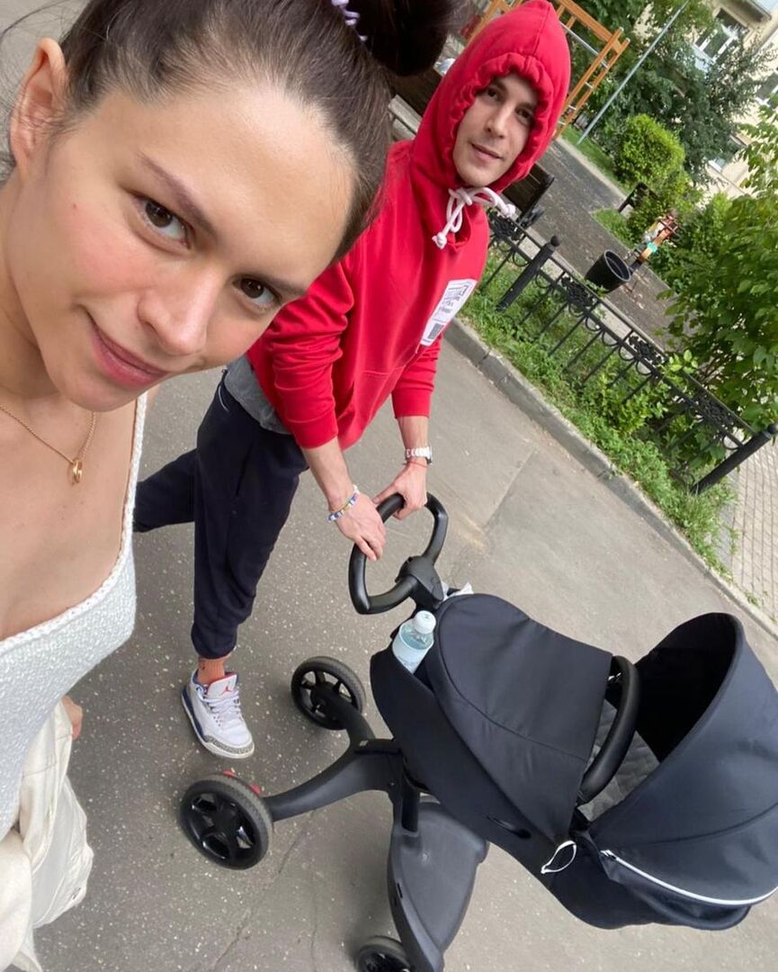 Диана Пожарская и Иван Янковский на прогулке с сыном