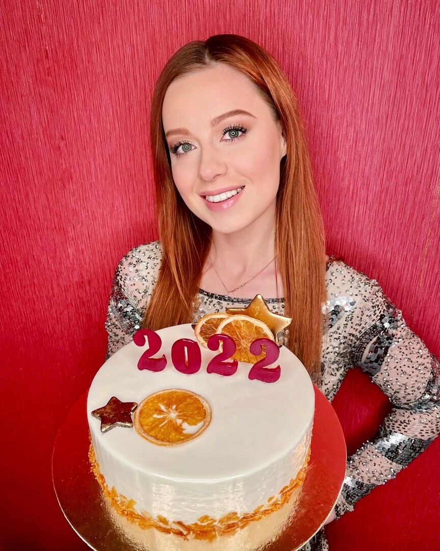 Юлия Савичева испекла торт на Новый год