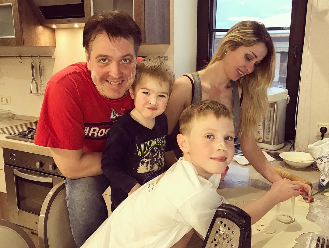Денис Матросов с супругой и детьми