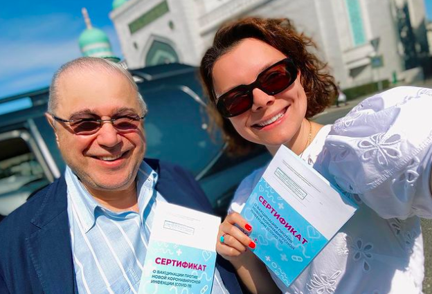 Евгений Петросян и Татьяна Брухунова демонстрируют сертификаты о вакцинации