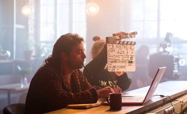 Актер на съемках сериала «В клетке»