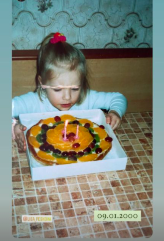 Лиза Пескова задувает свечи на торте