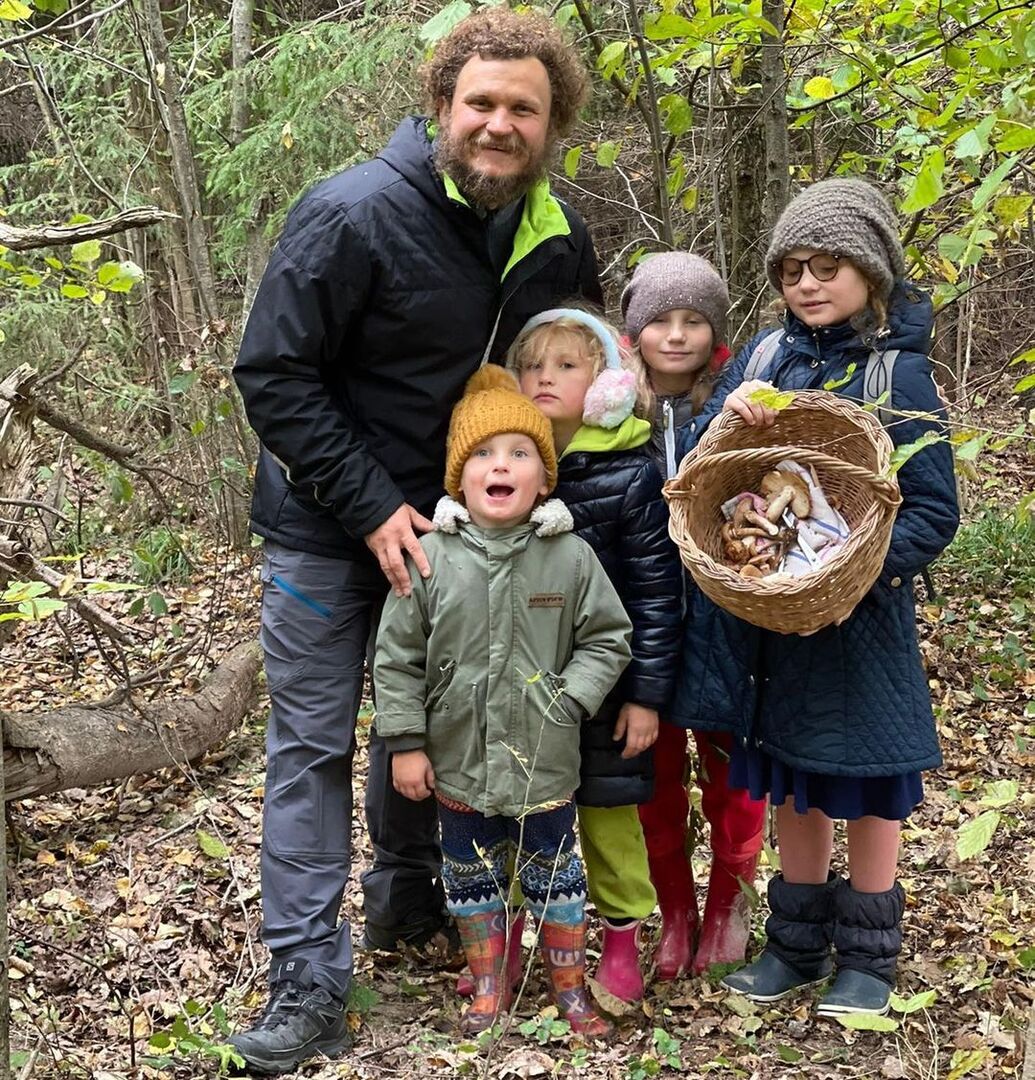 Олег Сирота с детьми на прогулке в лесу