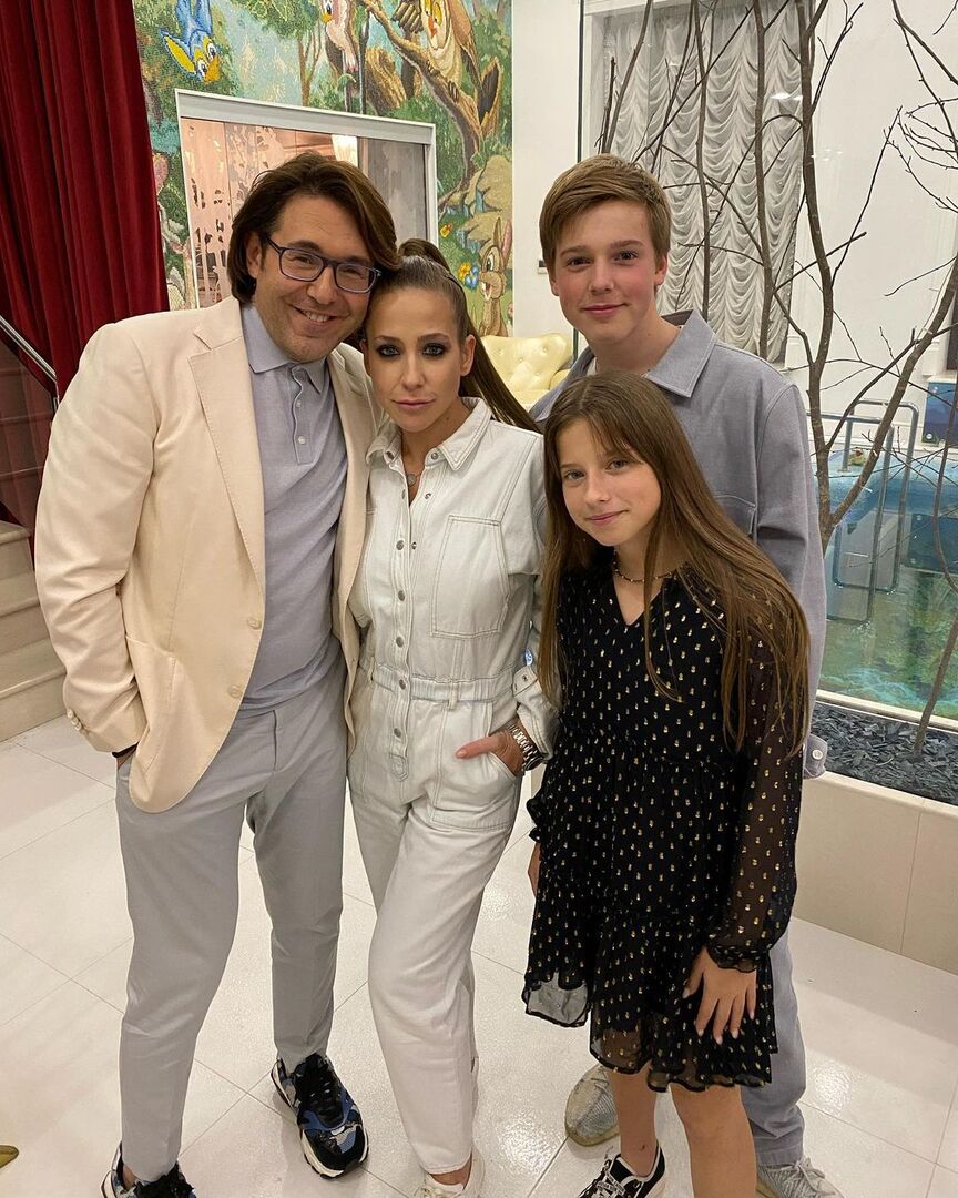 Андрей Малахов и Юлия Барановская с детьми