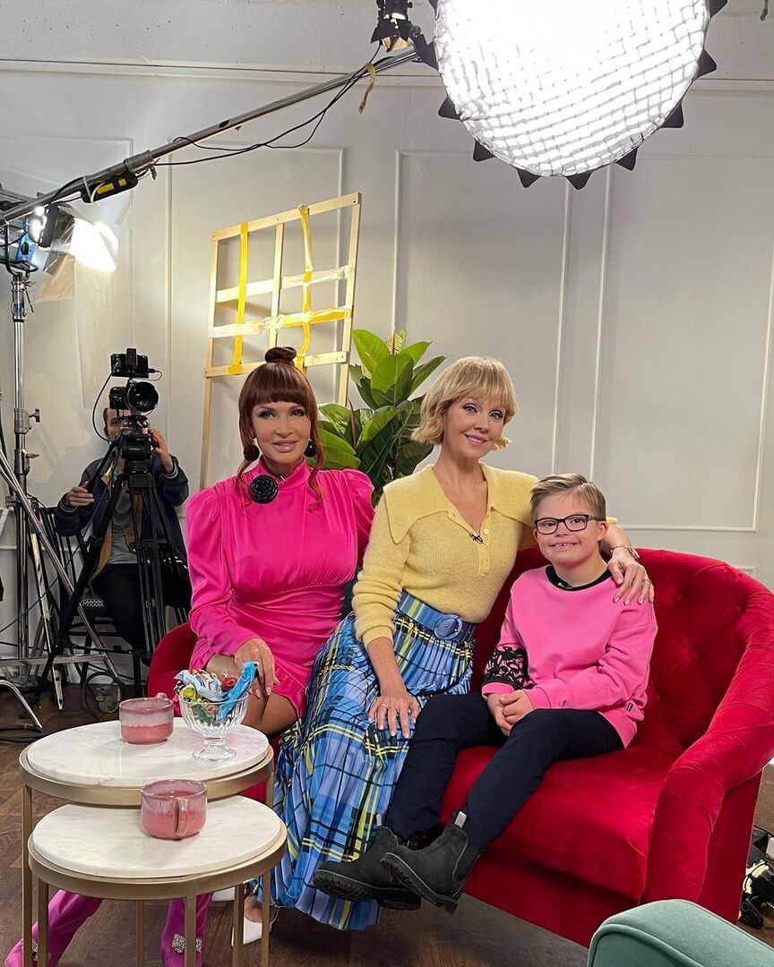 Эвелина Бледанс с сыном Семеном и Валерия