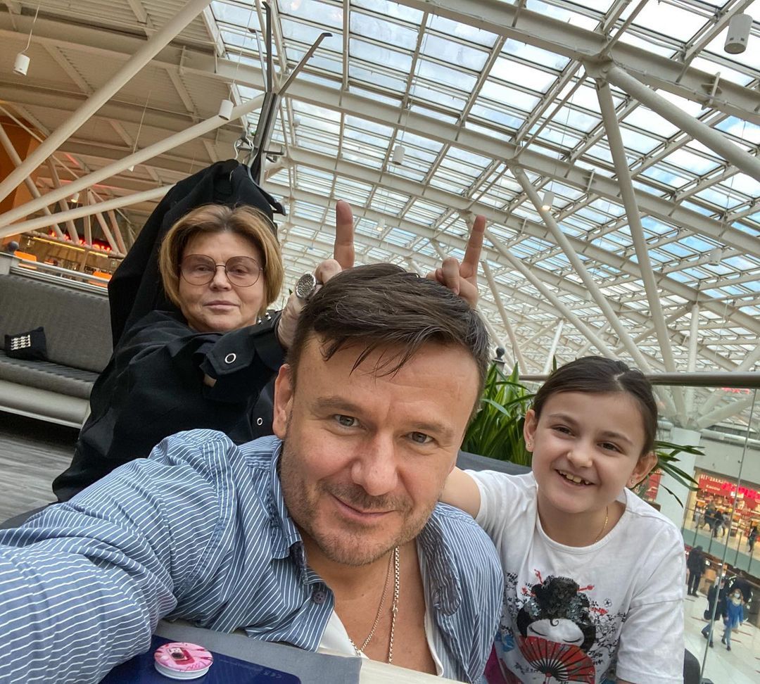 Иван с мамой и дочкой