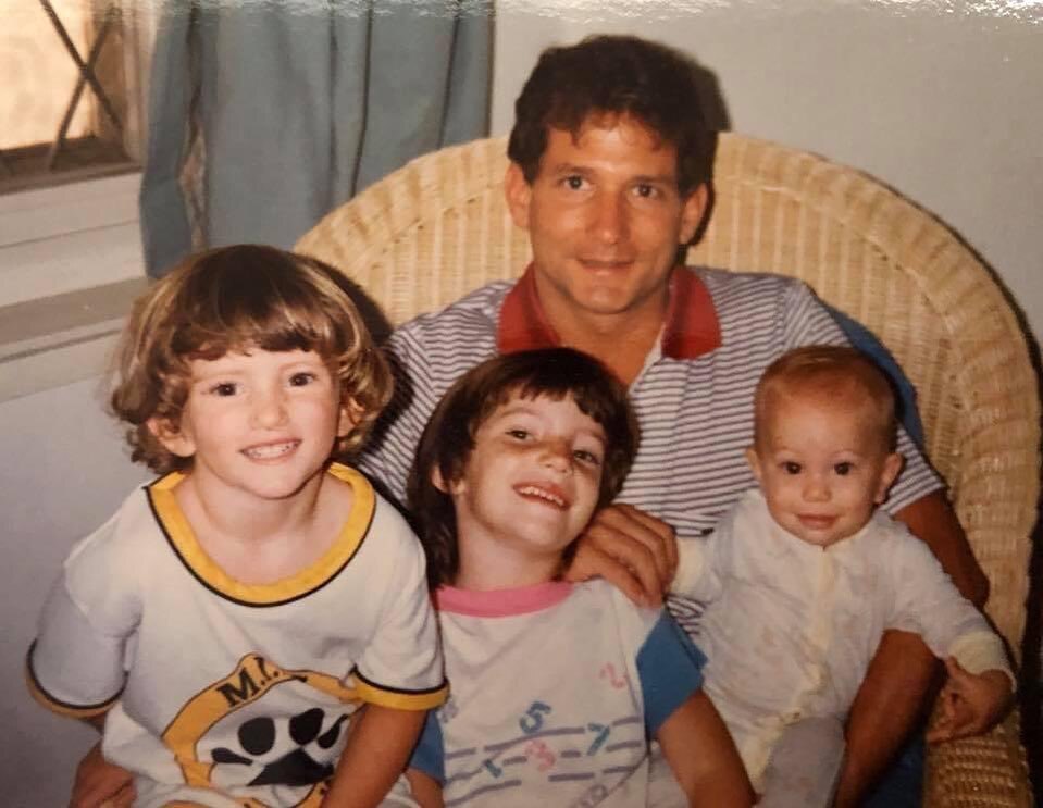 Малыш Джексон (справа) с отцом и сестрами