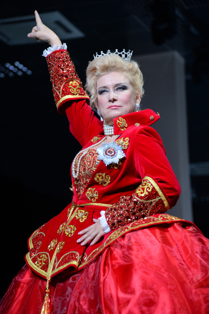 Ольга Хохлова выступает в театре