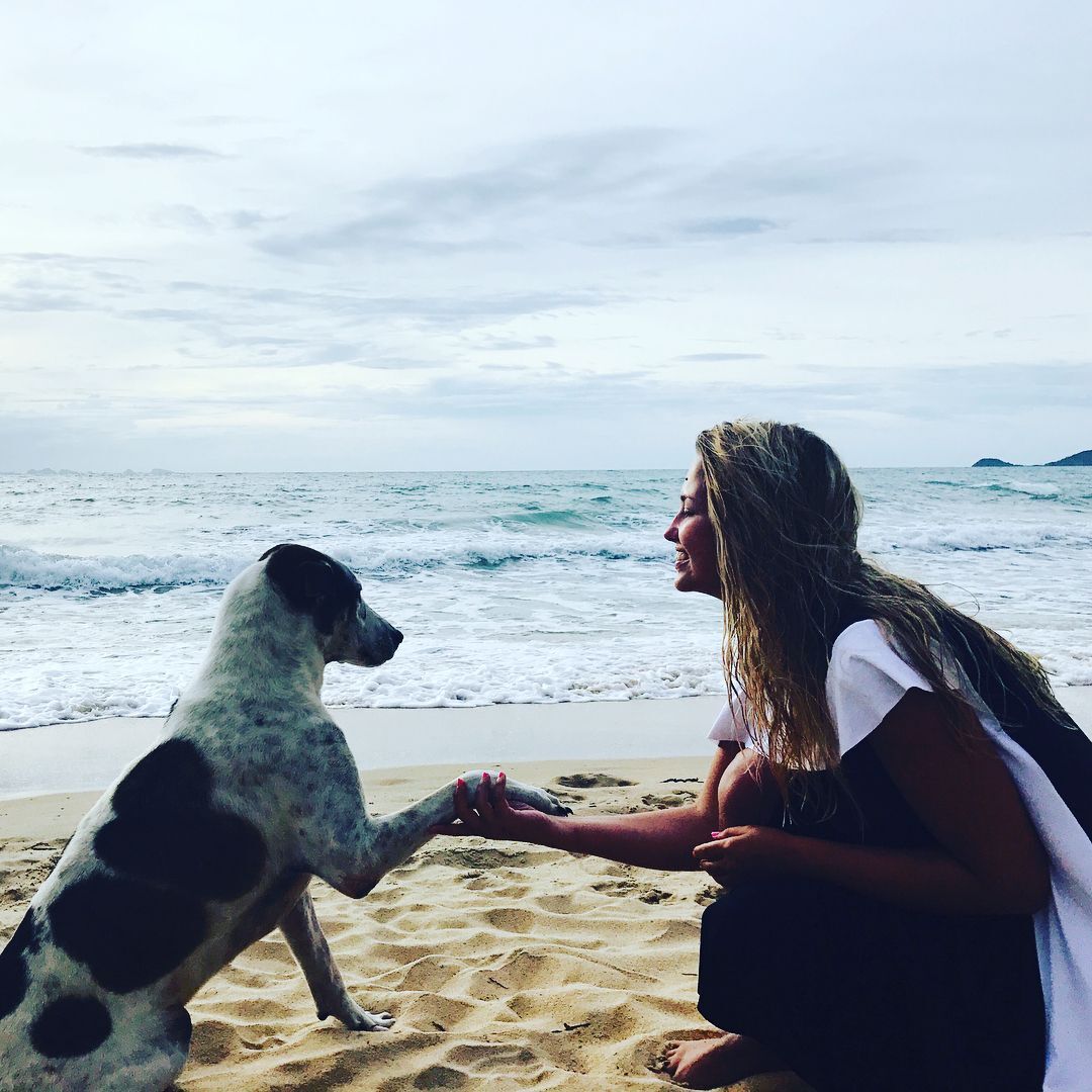 Аглая Шиловская на море с собакой