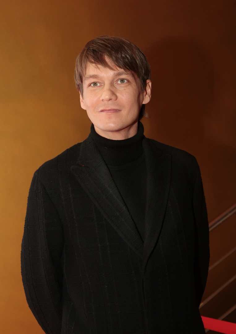 Филипп Янковский дебютировал как режиссер в игровом кино, поставив фильм «В движении» в 2005 году