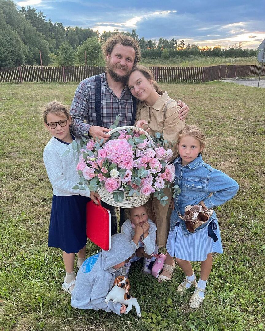 Олег Сирота в окружении семьи