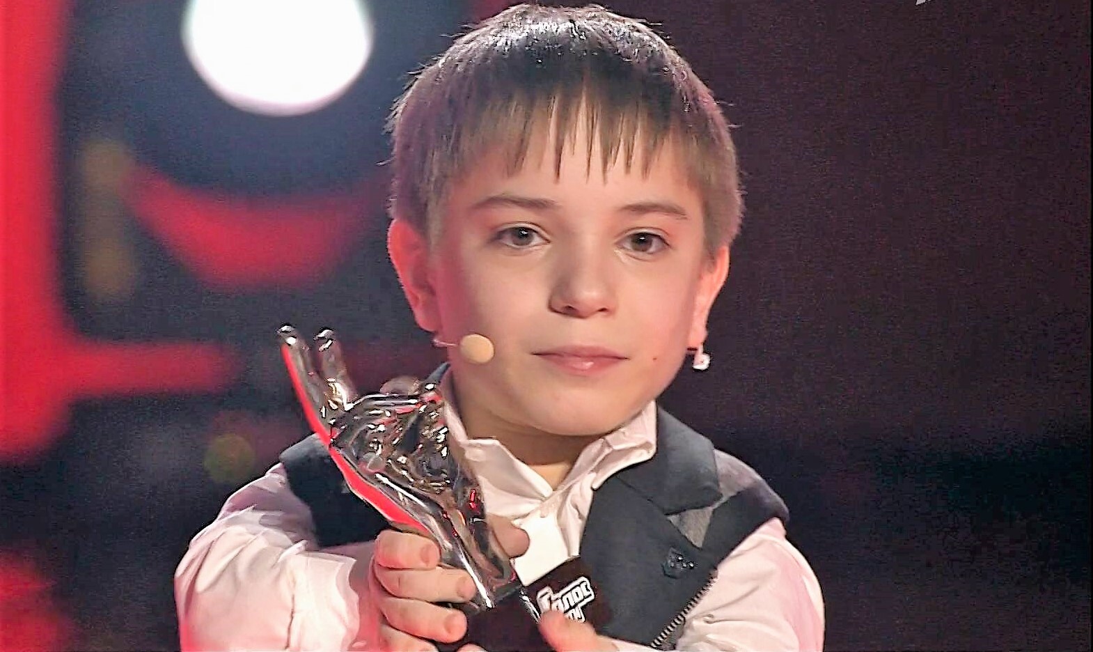 Данил Плужников с наградой победителя шоу «Голос. Дети»