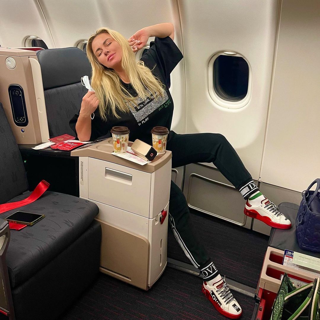 Анна Семенович летит бизнес-классом