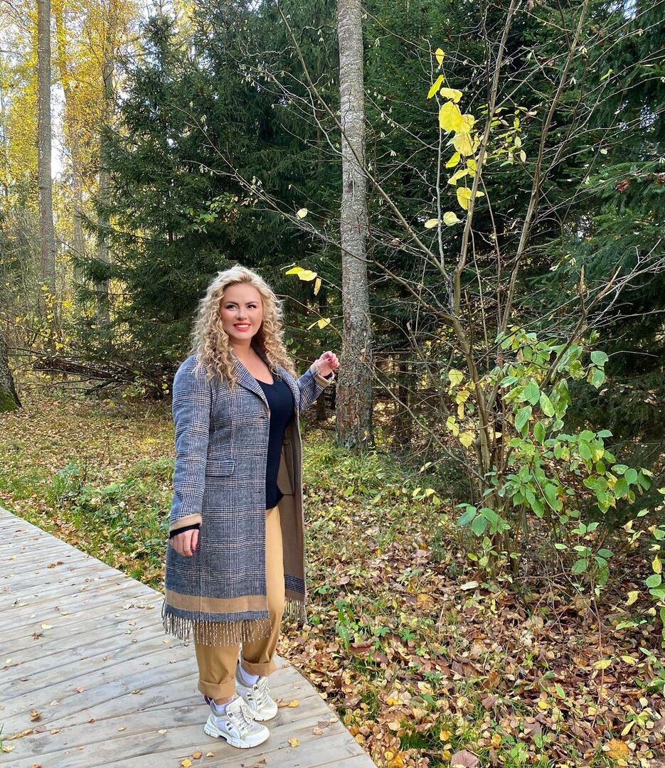 Анна Семенович на прогулке