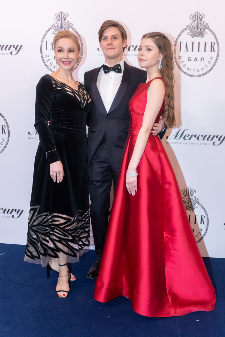 Марина Зудина с сыном Павлом Табаковым и дочкой Марией