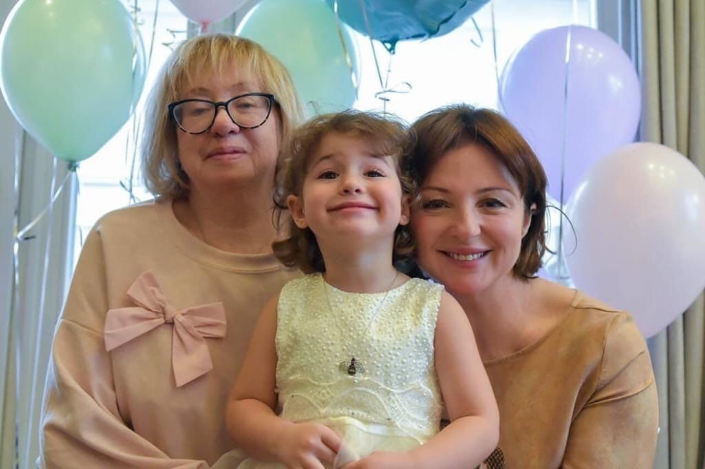 Анна Банщикова с мамой и дочкой