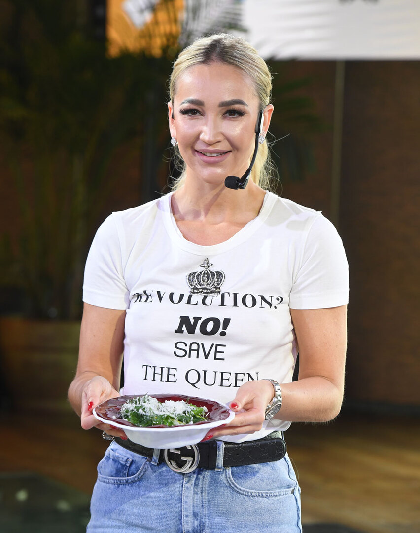 Ольга Бузова приняла участие в кулинарном шоу, 2021 год