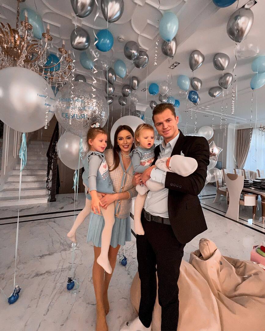 Дмитрий и Анастасия Тарасовы с детьми