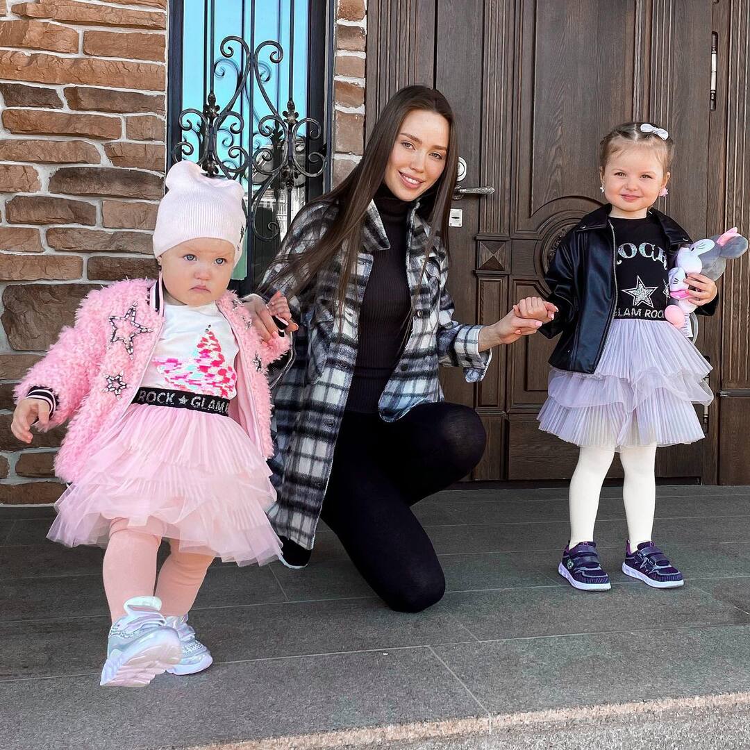 Анастасия Тарасова с дочерьми Миланой и Евой