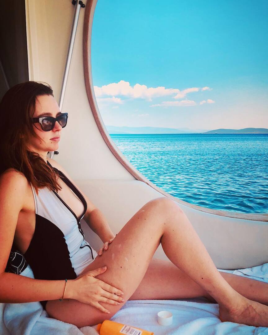 Наташа отдыхает на яхте