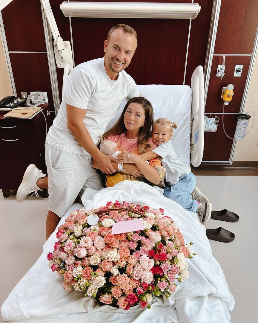 Нюша с семьей после родов в Дубае
