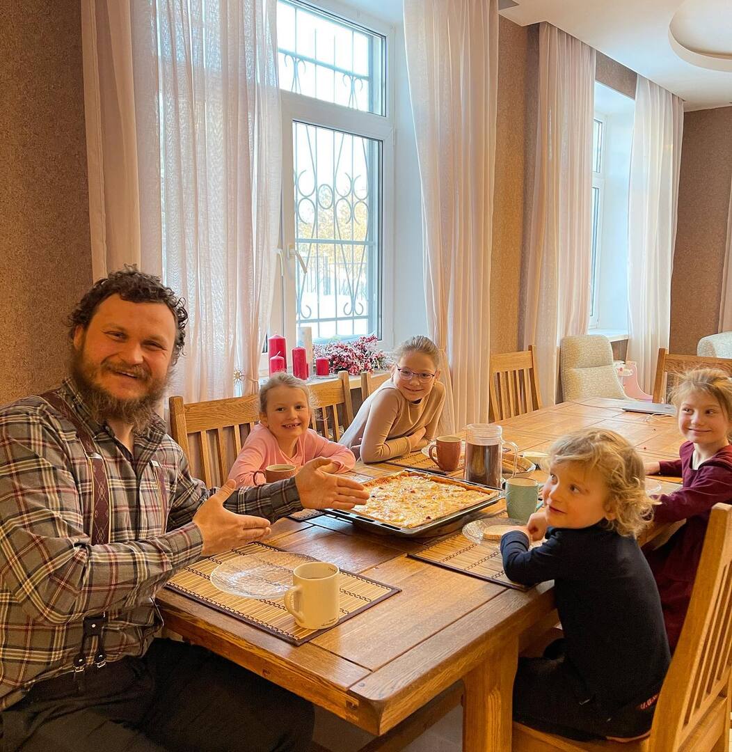 Олег Сирота с детьми