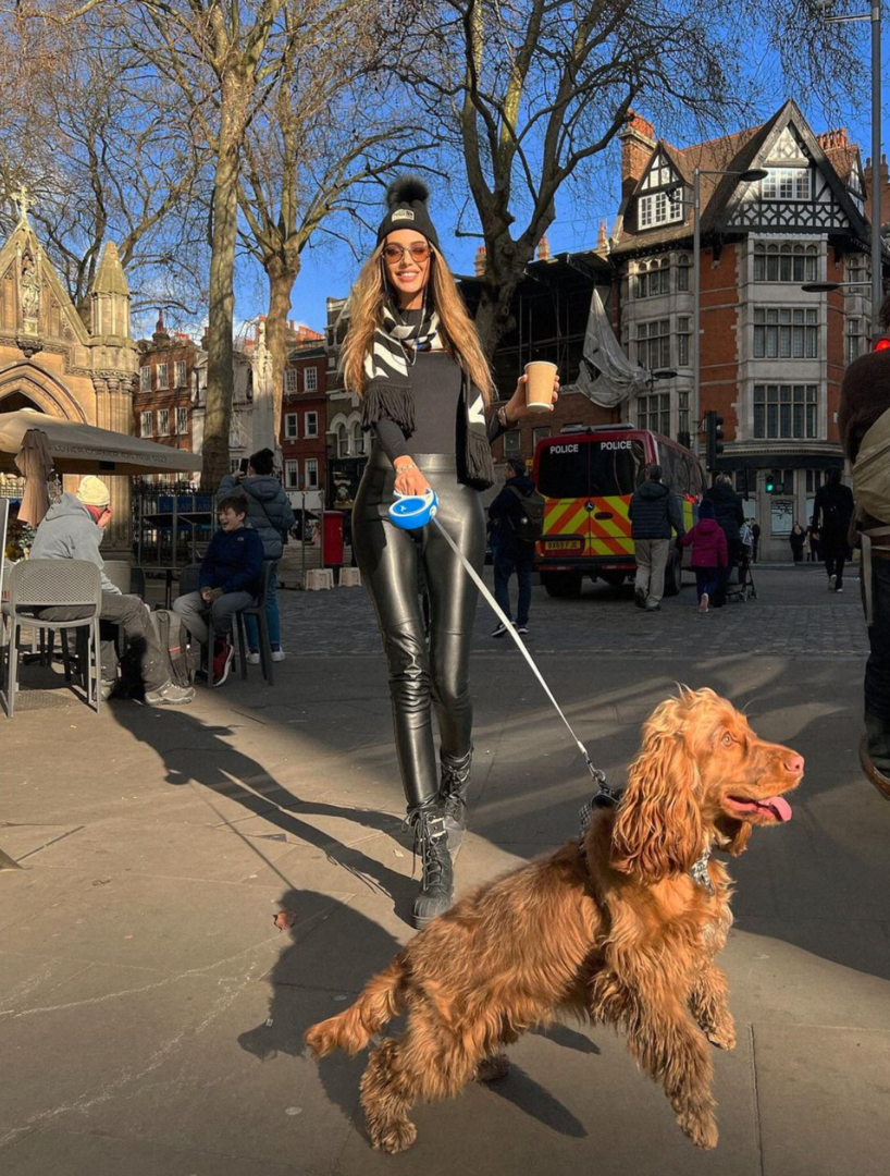 Оксана Воеводина на прогулке в Лондоне