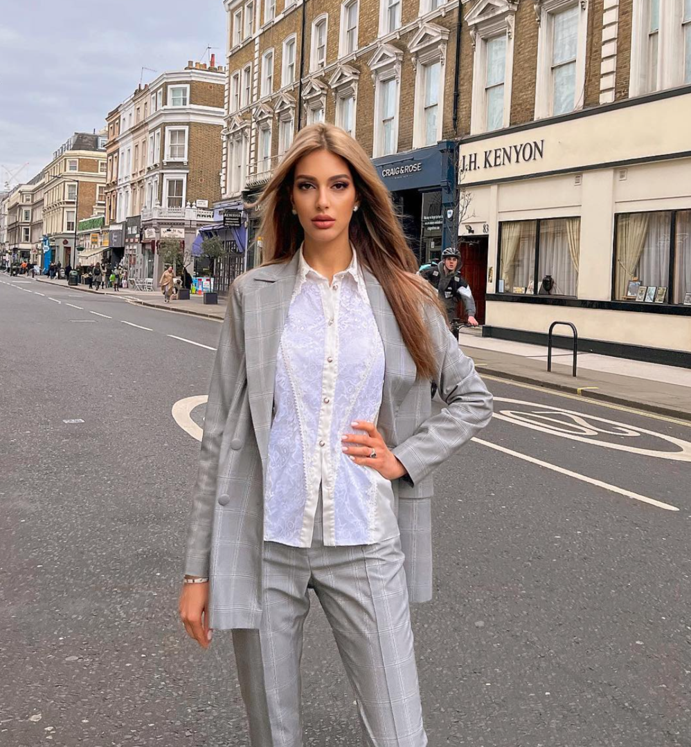 Оксана Воеводина в строгом костюме классического кроя