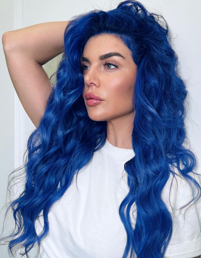 Анна Седокова с синими волосами