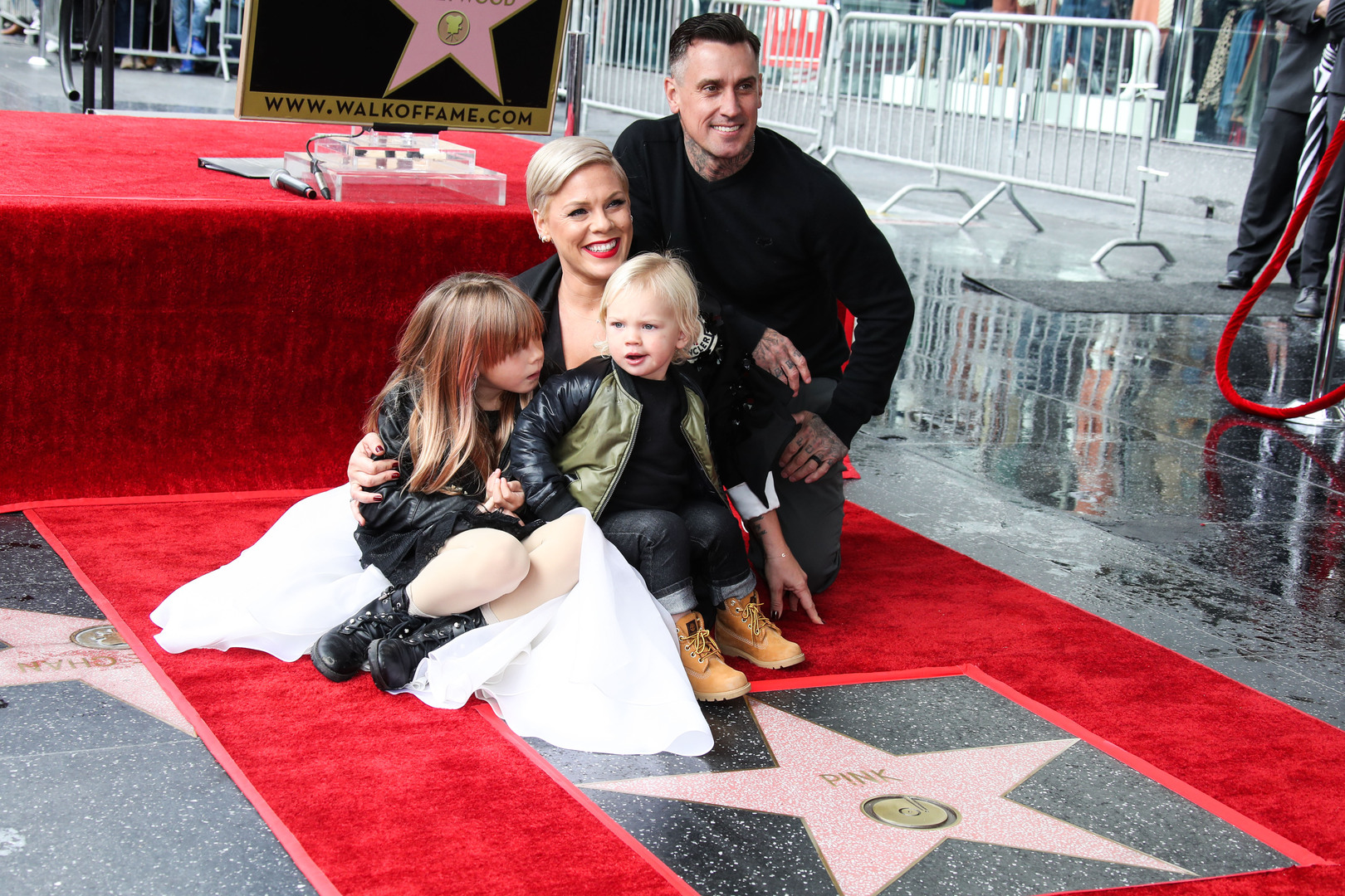 Пинк с семьей на Аллее Славы в Голливуде