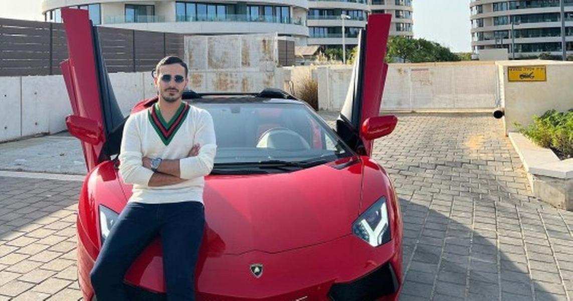 Саймон быстро стал популярным