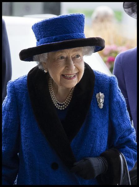 Елизавета II в синем костюме