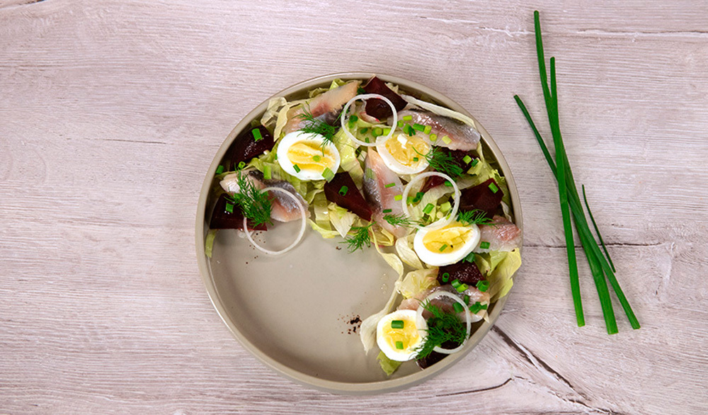 Салат с сельдью, яйцом и отварной свеклой