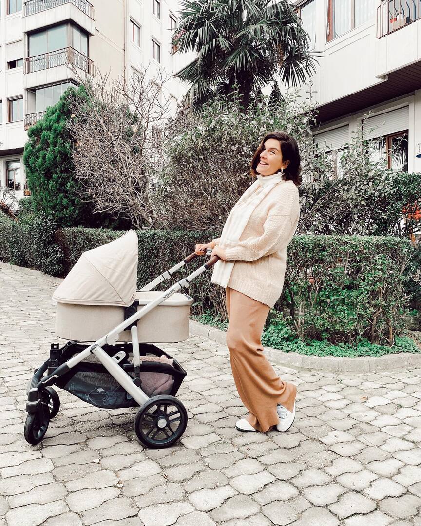 Бергюзар Корель на прогулке с малышом
