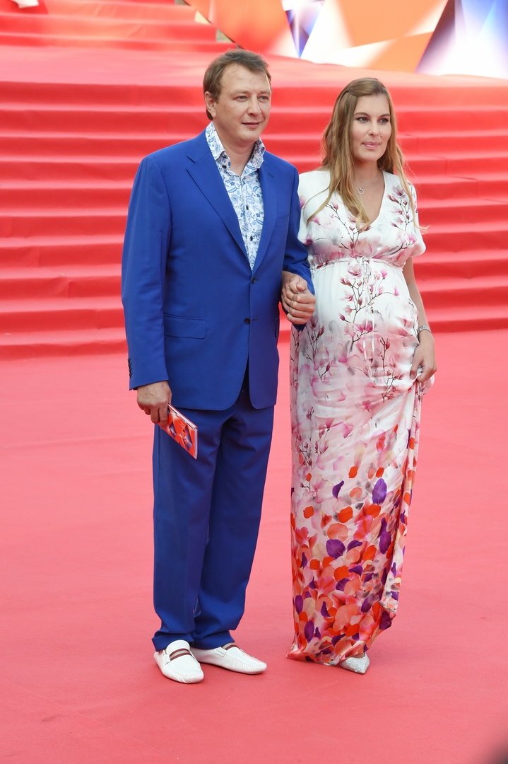 Марат Башаров на красной дорожке с женой