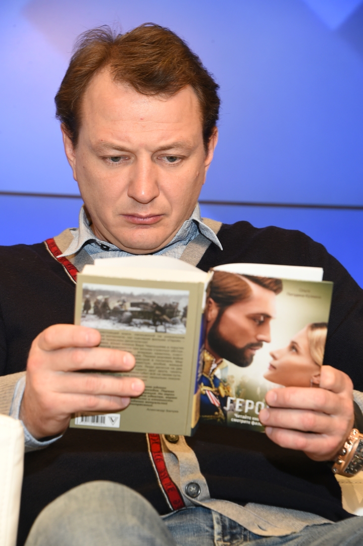 Марат Башаров читает книгу