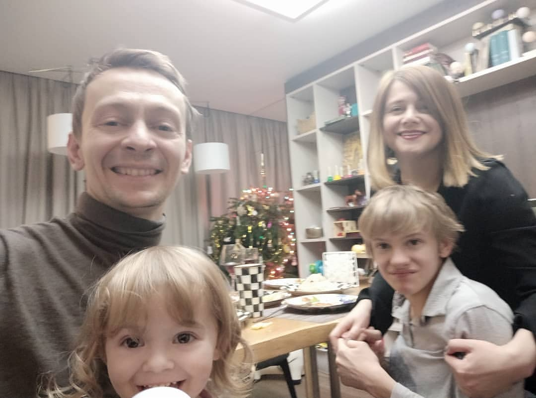 Евгений Кулаков в окружении семьи