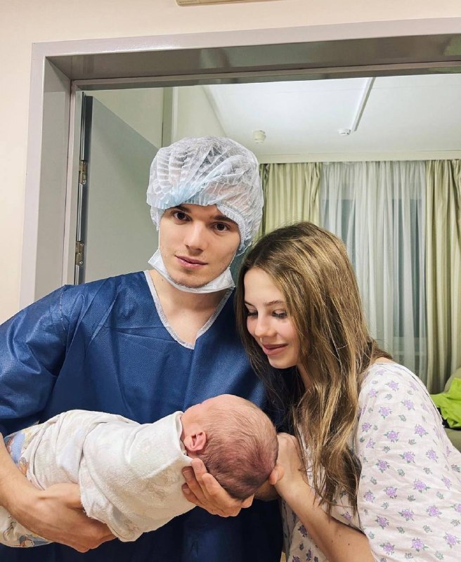 Арсений Шульгин с новорожденной дочкой и женой