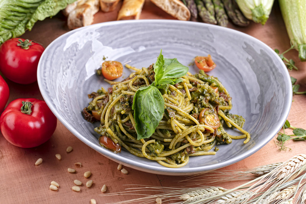 Спагетти с брокколи и вялеными томатами