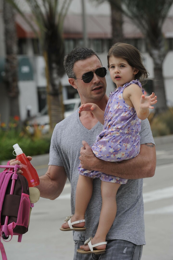 Фредди Принц-мл. с дочерью на прогулке