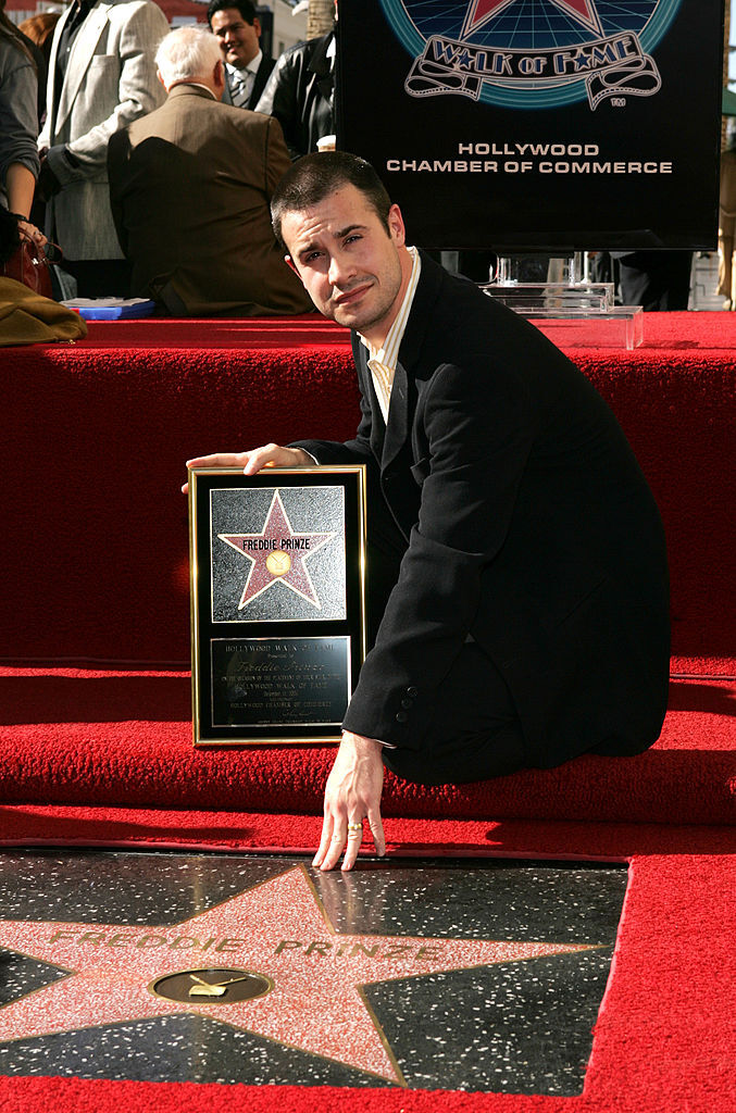 Фредди Принц у своей именной звезды на Алее Славы в Голливуде, 2004 год