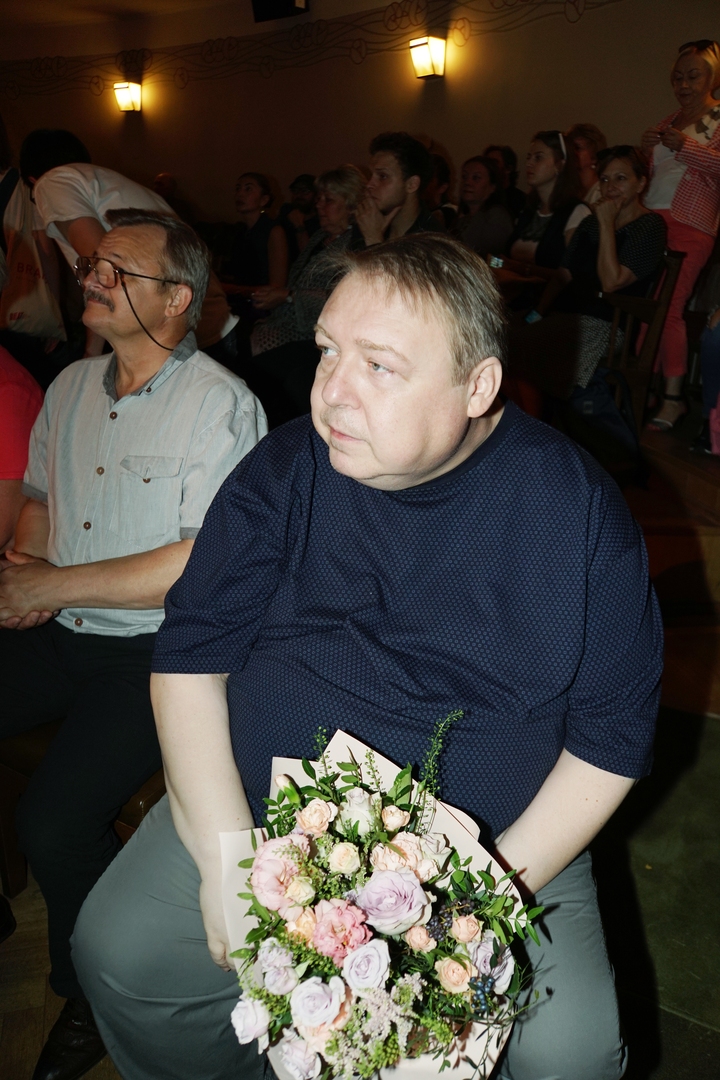 Александр Семчев с букетом цветов