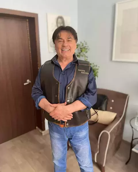 Певец Александр Серов