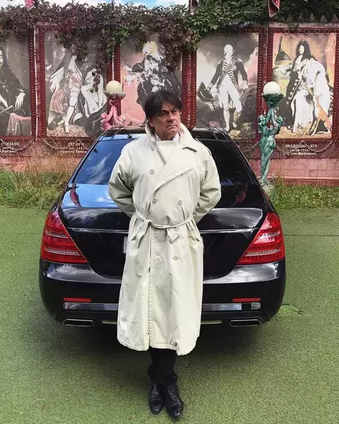 Музыкальный исполнитель Александр Серов