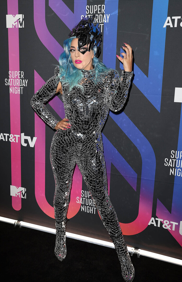 Леди Гага маленького роста, поэтому на публике она всегда появляется на высоких каблуках