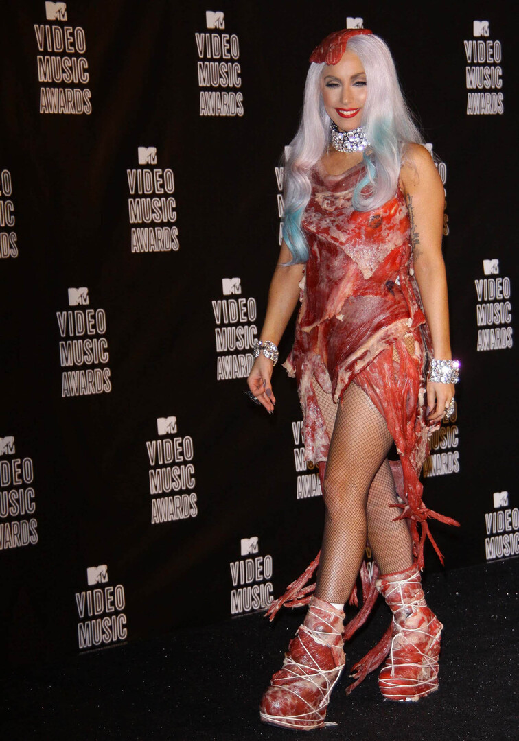 Леди Гага в знаменитом «мясном» платье, 2010 год