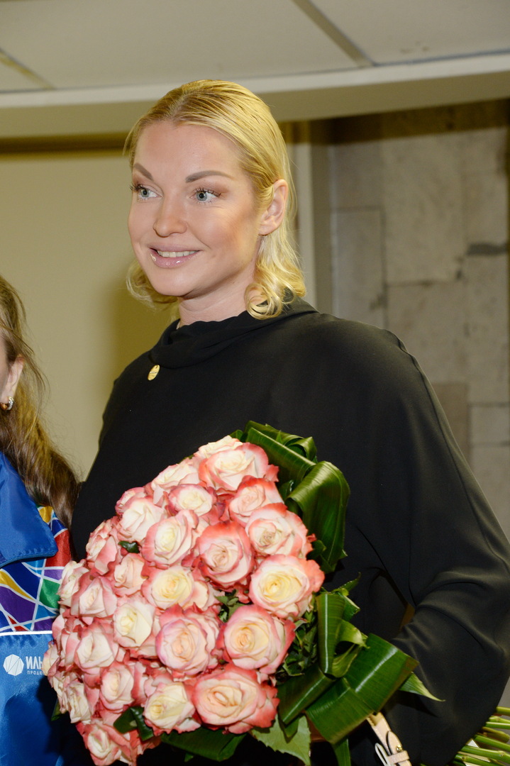 Анастасия Волочкова с букетом цветов