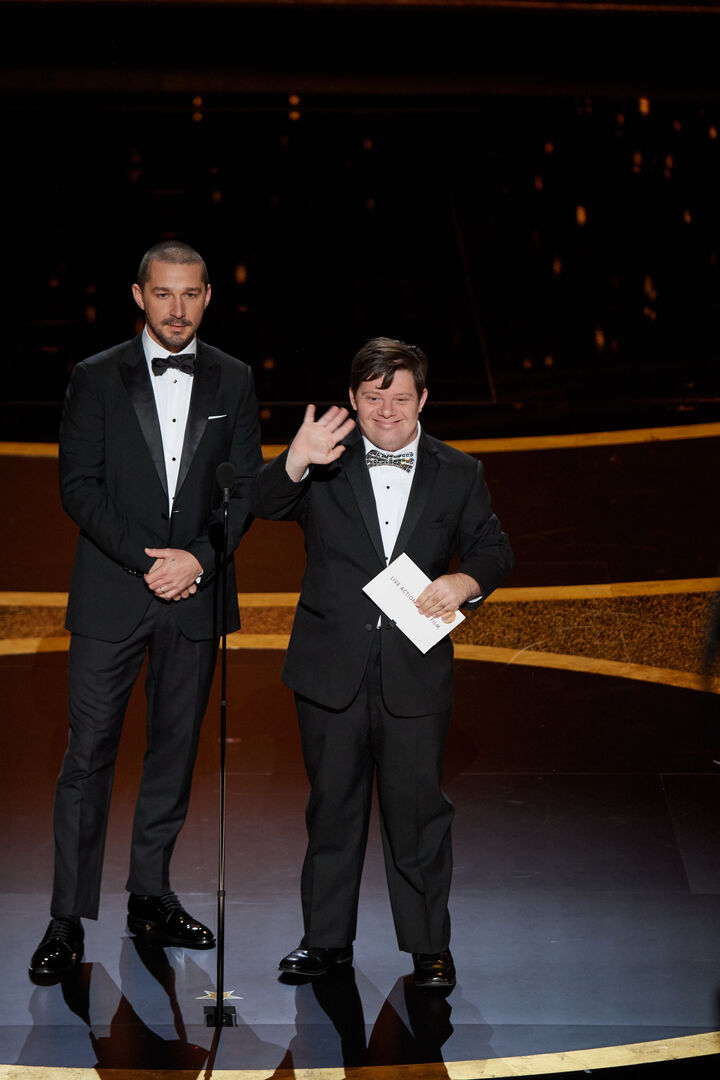 Актер Шайа ЛаБаф на сцене