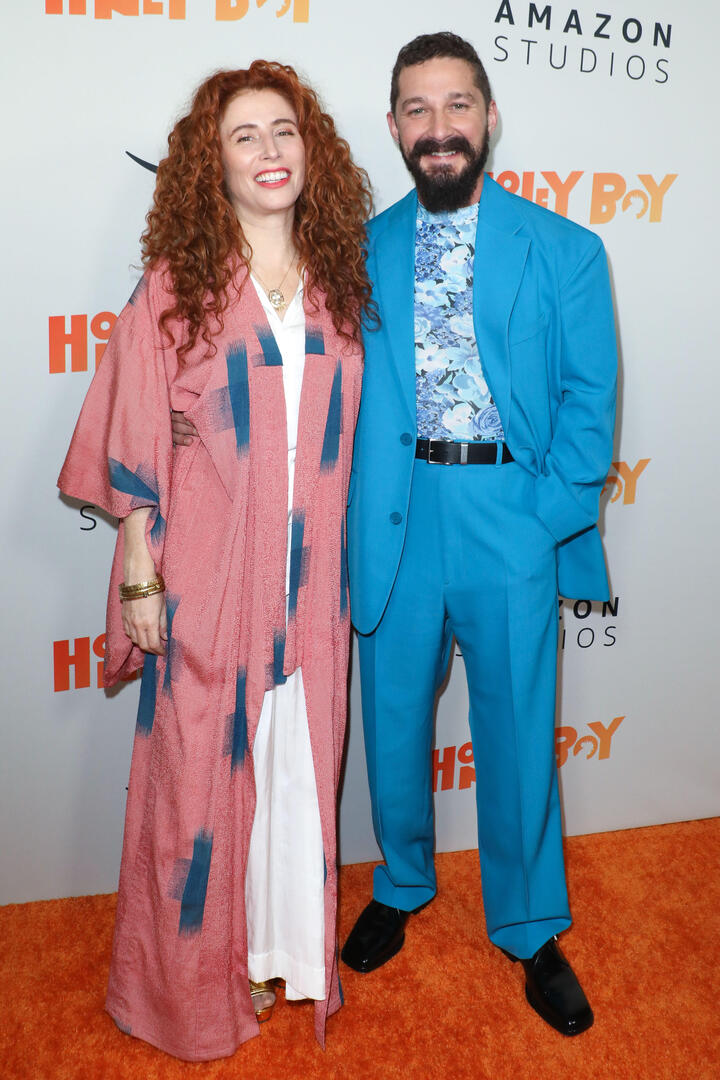 Актер Шайа ЛаБаф в синем костюме